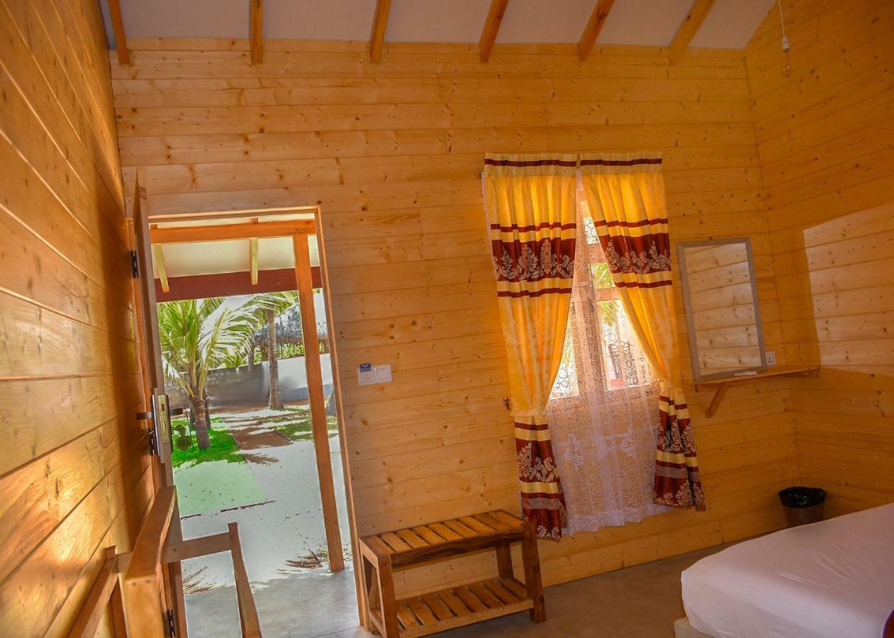 Trinco Relax Hut Hotel Trincomalee Exterior photo